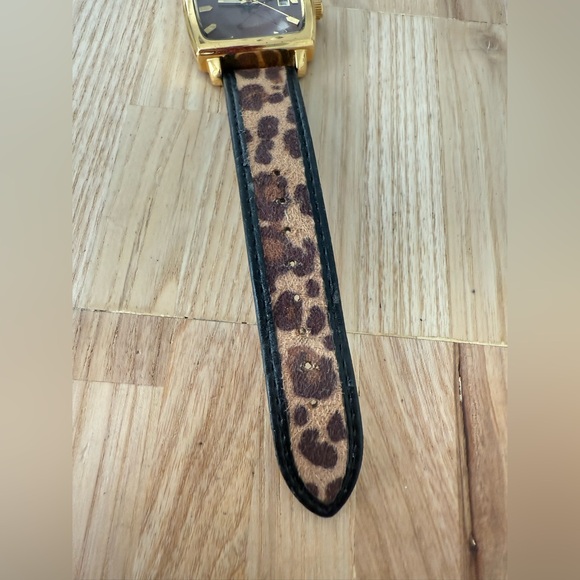 Joan Rivers ladies square gold tone animal print watch NEW BATTERY - Picture 3 of 11